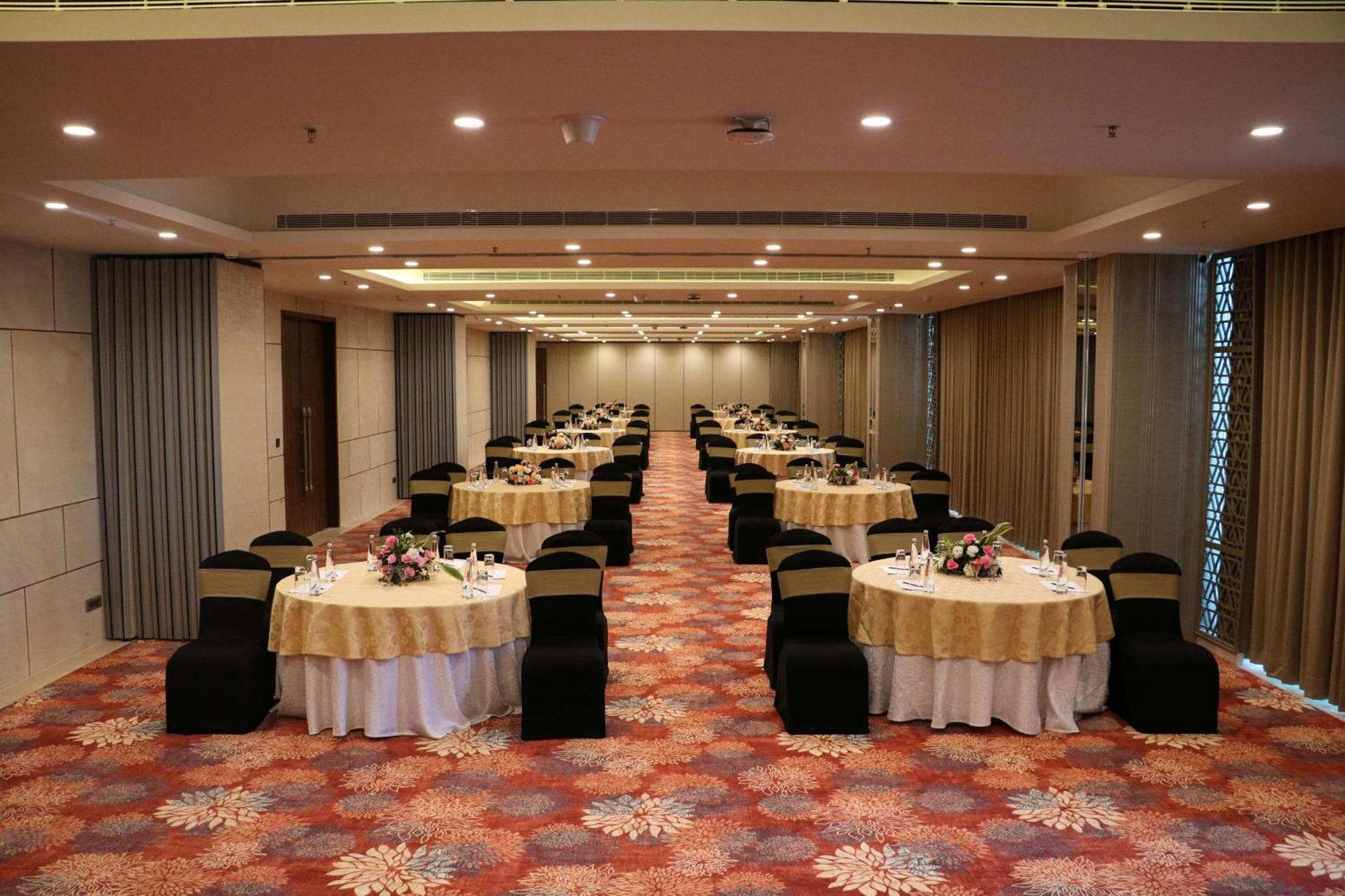 Gift City Club, A Member Of Radisson Individuals Gandhinagar Extérieur photo