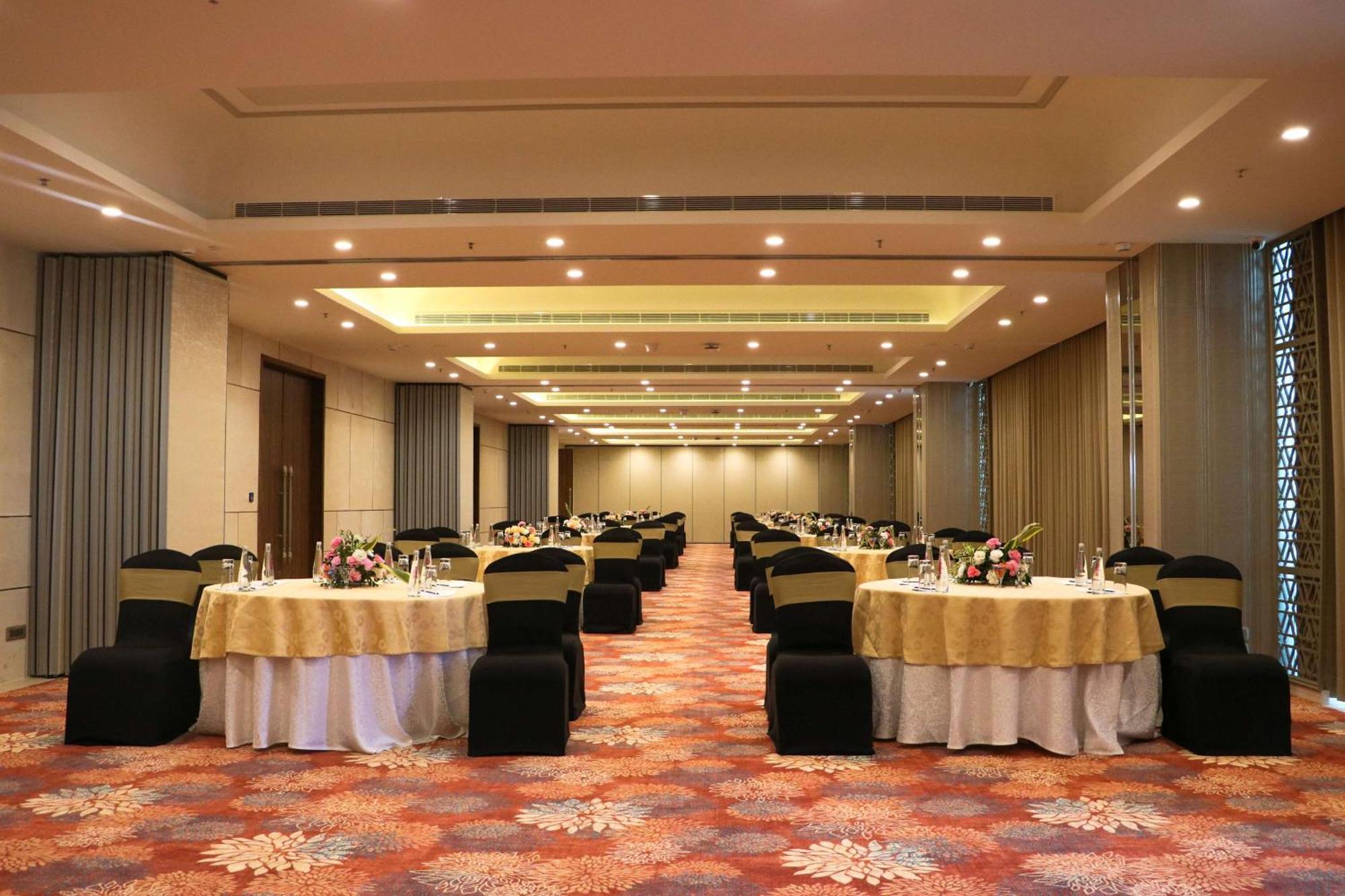 Gift City Club, A Member Of Radisson Individuals Gandhinagar Extérieur photo