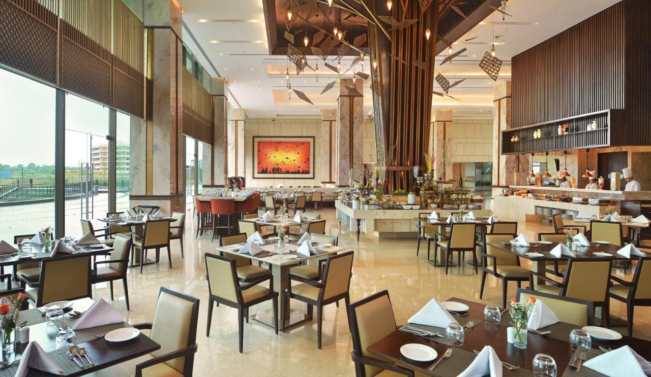 Gift City Club, A Member Of Radisson Individuals Gandhinagar Extérieur photo