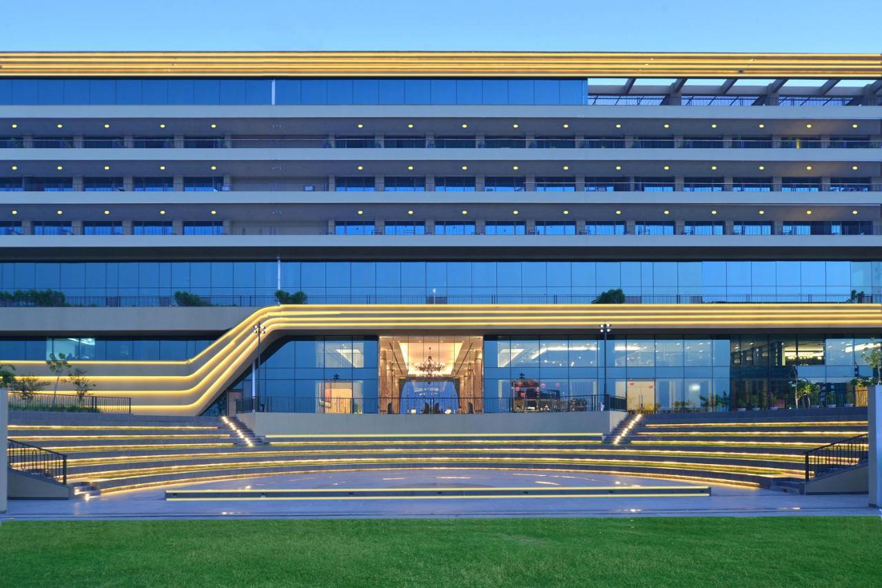 Gift City Club, A Member Of Radisson Individuals Gandhinagar Extérieur photo